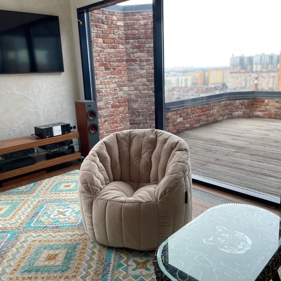 широкое бескаркасное кресло велюр бежевый цвет butterfly sofa
