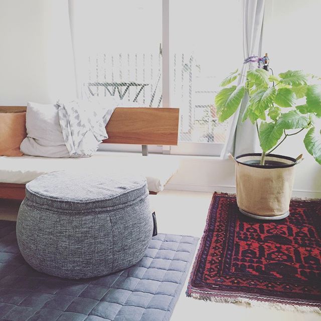 тёмно-серое пуф с подлокотниками Wing Ottoman из Sofa Weave для гостиной и лаунж-зоны — фото в интерьере