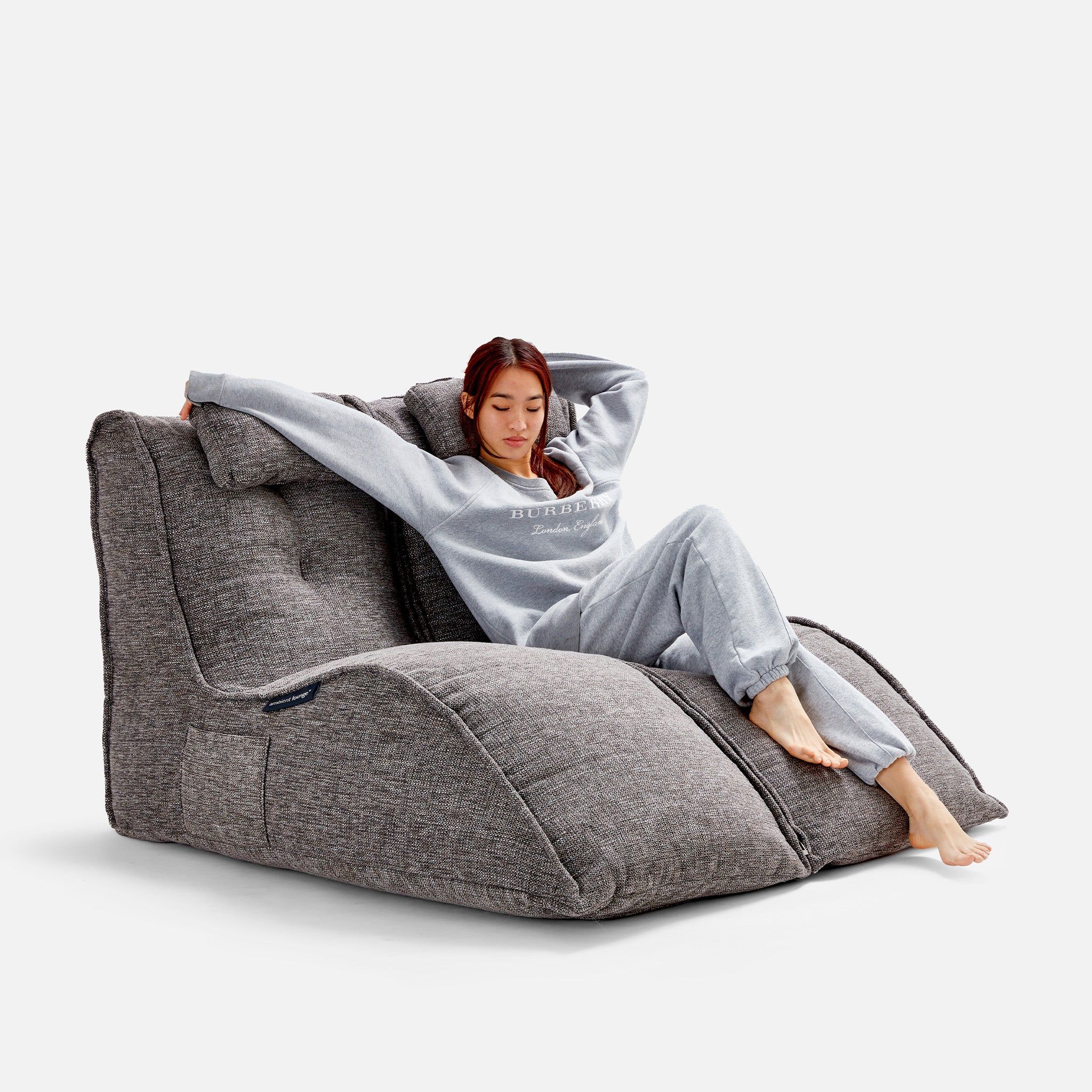 тёмно-серое просторный бескаркасный диван Twin Avatar Deluxe из Sofa Weave для гостиной и лаунж-зоны — вид сбоку