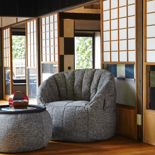 тёмно-серое складной столик Versa Table из Sofa Weave для гостиной и лаунж-зоны рядом с диваном