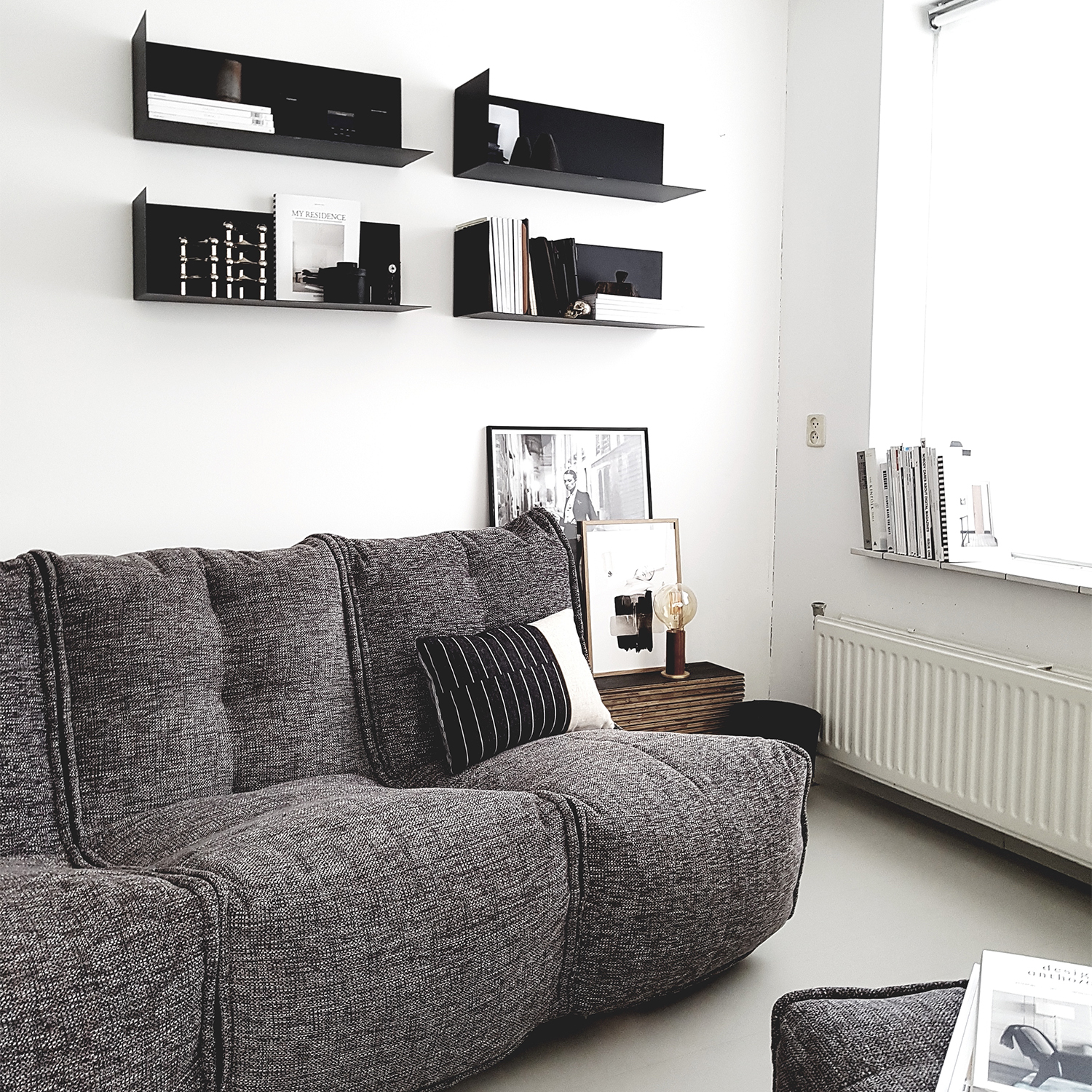 тёмно-серое модульный диван-кинотеатр Mod3 Movie Couch из Sofa Weave для домашнего кинотеатра и гостиной — вид сбоку