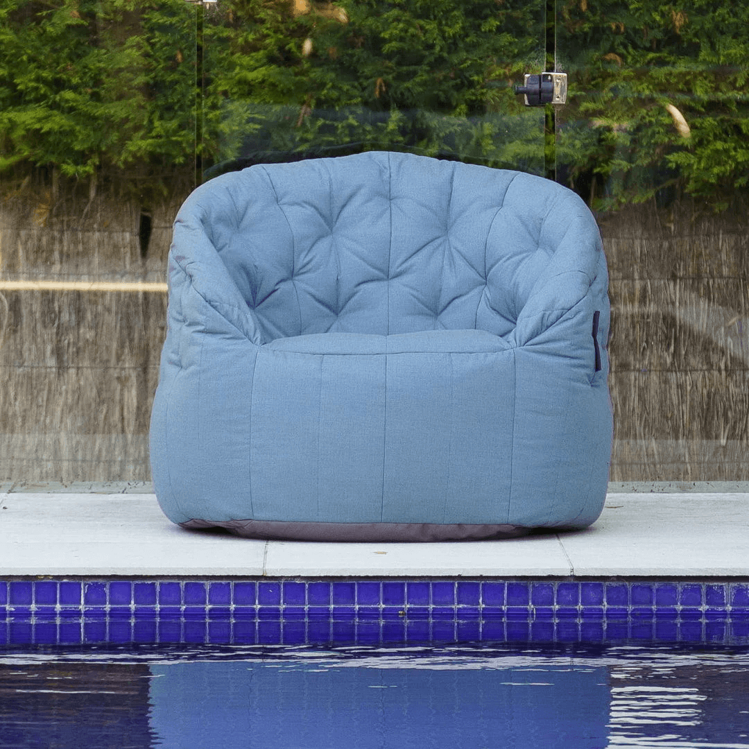 джинсово-синее полукруглое бескаркасное кресло Butterfly Sofa уличное из олефина для гостиной, домашнего кинотеатра и офиса — крупный план