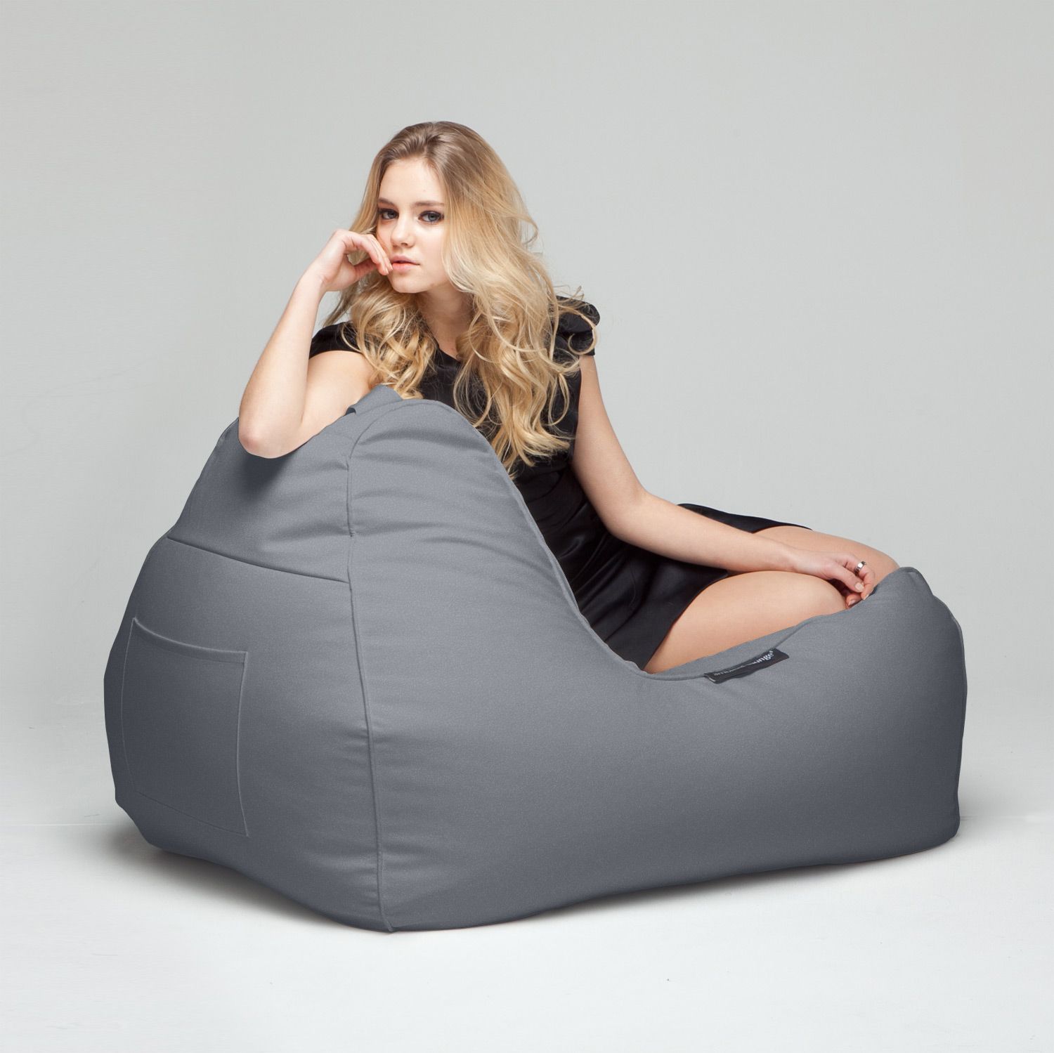 тёмно-серое уличный лаунж-шезлонг Tivoli Lounger под замшу для террасы, сада и бассейна — фото в интерьере