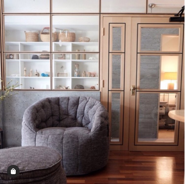 тёмно-серое кресло-шезлонг бескаркасное Butterfly Chaise из Sofa Weave для гостиной, спальни и лаунж-зоны — фото в интерьере