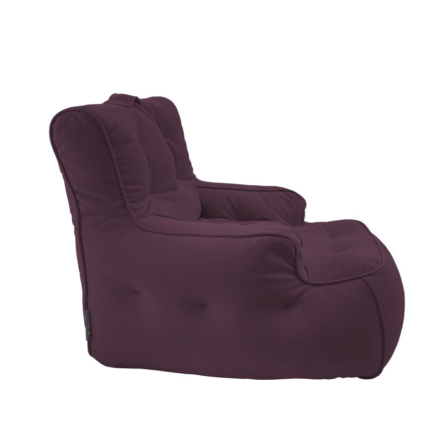 баклажановое уличное лаунж-кресло Tranquility Armchair велюровое для террасы, сада и веранды — фото в интерьере