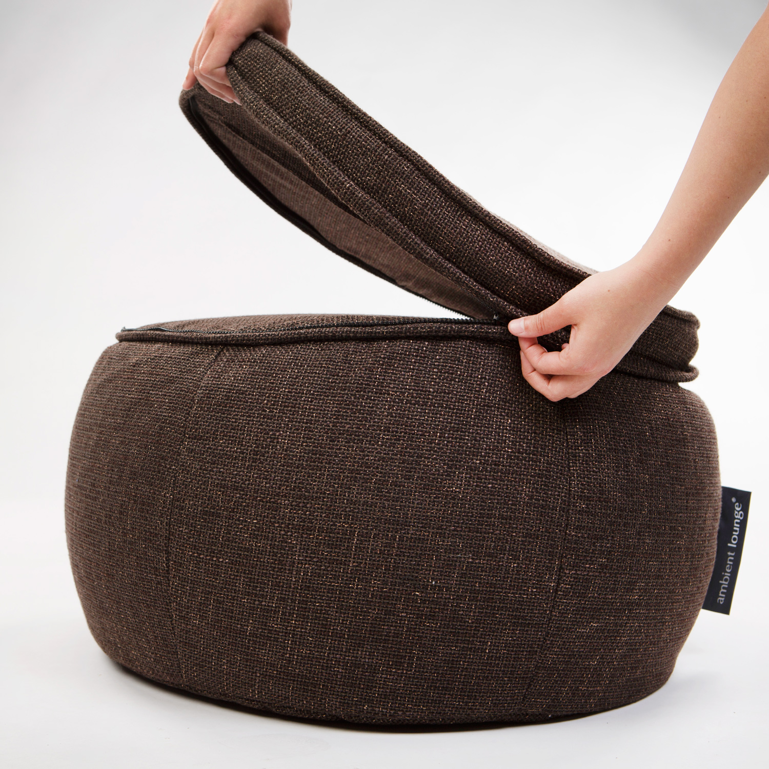 шоколадное пуф с подлокотниками Wing Ottoman из Sofa Weave для гостиной и лаунж-зоны — вид сбоку