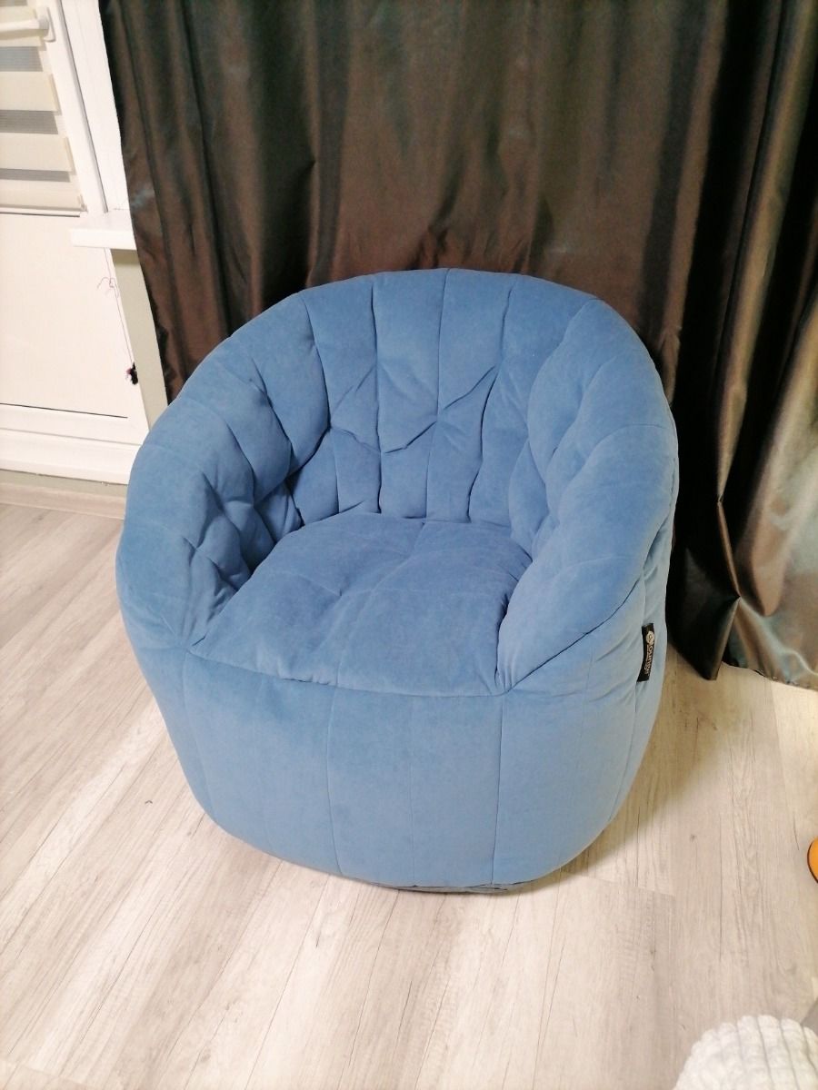 синее полукруглое бескаркасное кресло Butterfly Sofa велюровое в интерьере гостиная