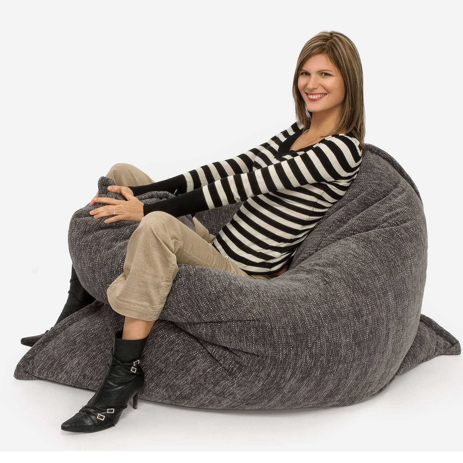 тёмно-серое уличный лаунж-шезлонг Zen Lounger из рогожки в интерьере терраса