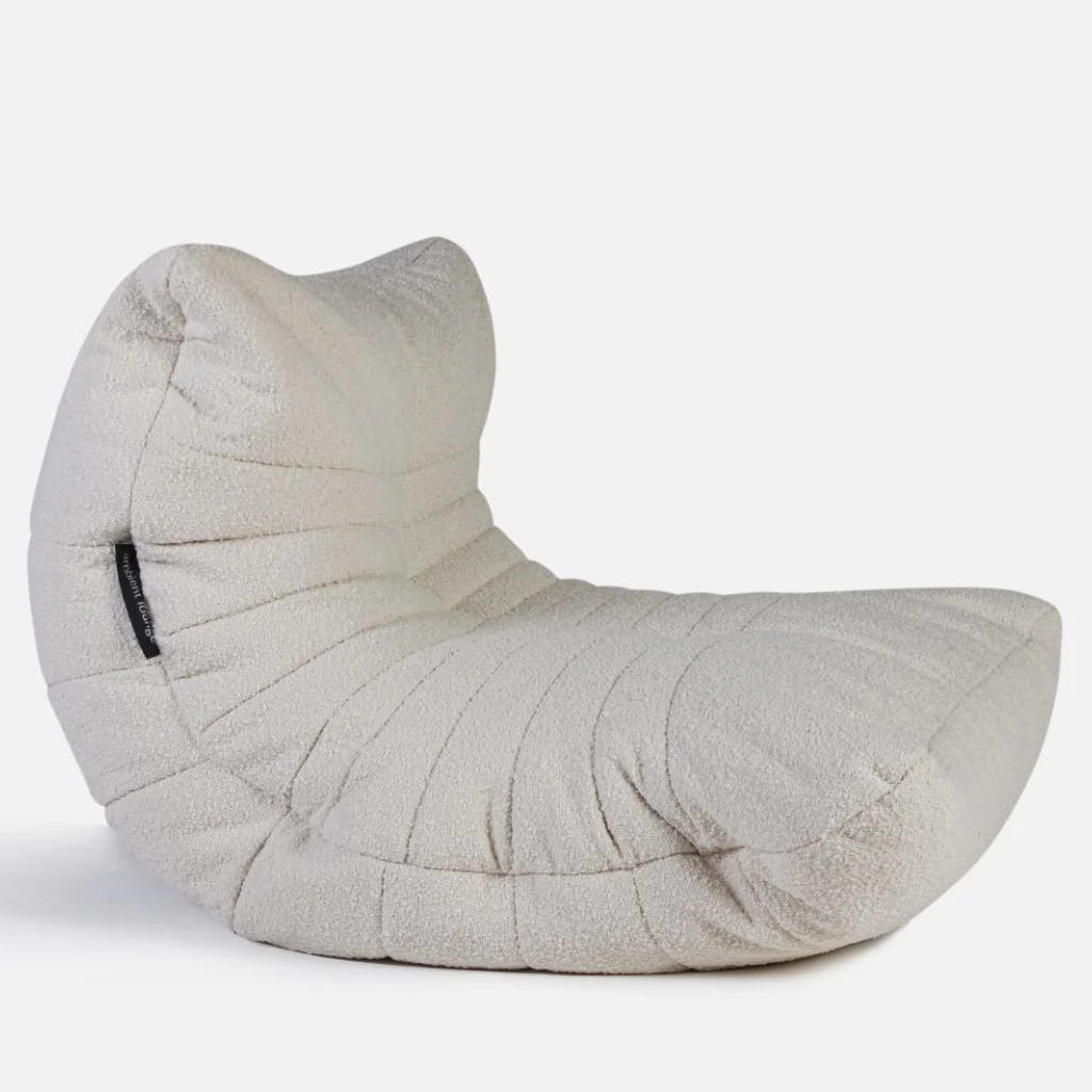 белое акустический бескаркасный диван Acoustic Sofa из буклé для домашнего кинотеатра, офиса и студии — фото в интерьере