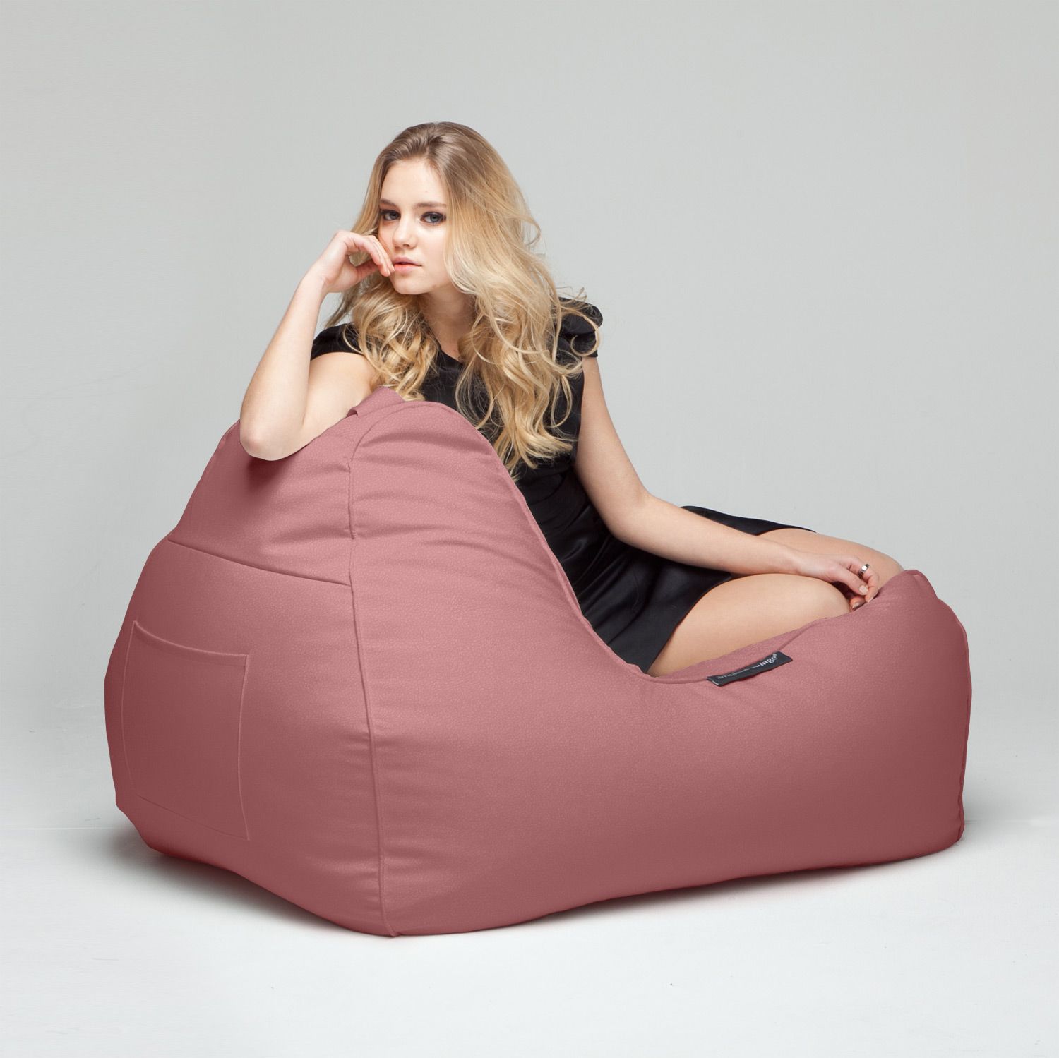 розовое уличный лаунж-шезлонг Tivoli Lounger под замшу для террасы, сада и бассейна — фото в интерьере