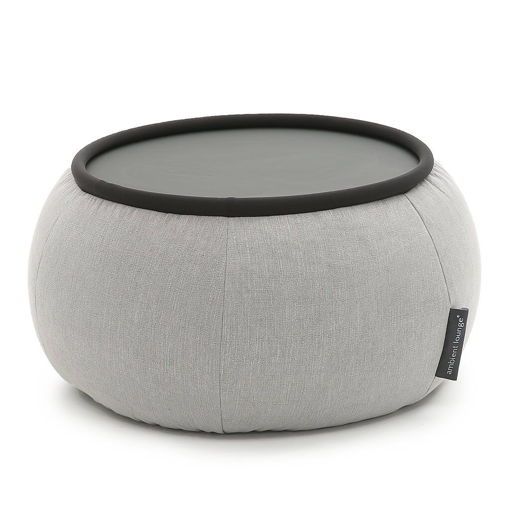 серое складной столик Versa Table из Sofa Weave для гостиной и лаунж-зоны рядом с диваном — крупный план