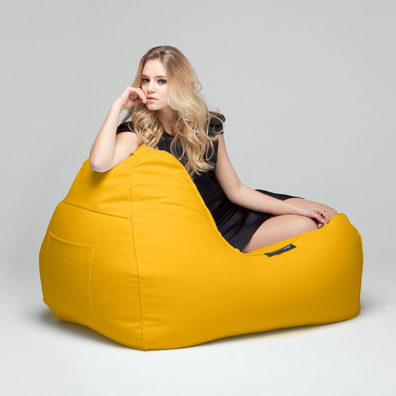 жёлтое уличный лаунж-шезлонг Tivoli Lounger под замшу для террасы, сада и бассейна — фото в интерьере