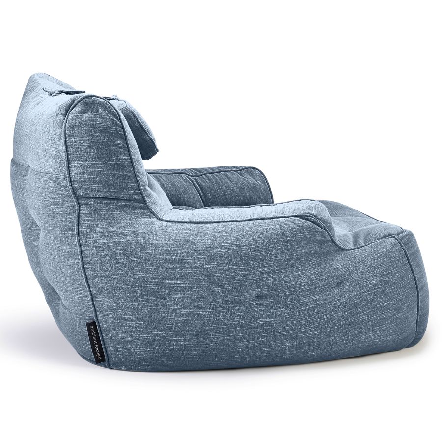 синее уличное лаунж-кресло Tranquility Armchair шенилловое для террасы, сада и веранды — фото в интерьере