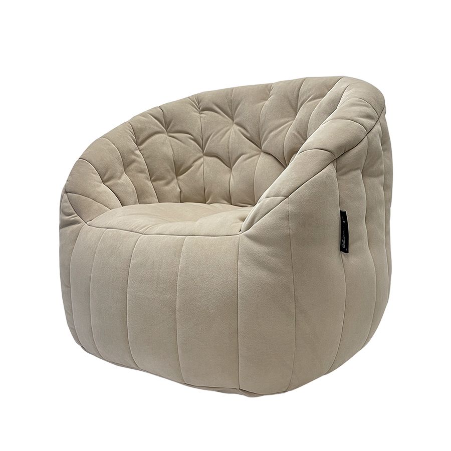 натуральное просторное бескаркасное кресло Butterfly Sofa Deluxe велюровое для гостиной, переговорной и лаунж-зоны — фото в интерьере
