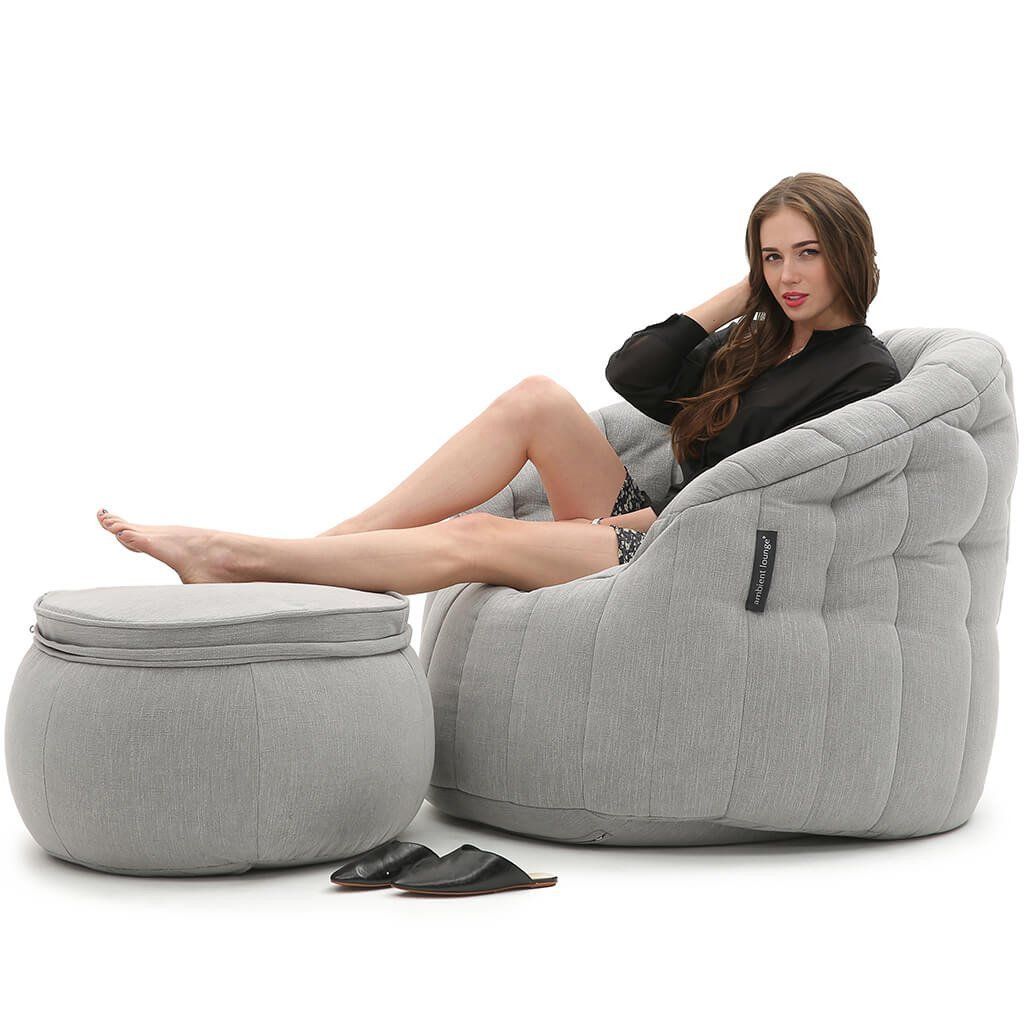серое пуф с подлокотниками Wing Ottoman из Sofa Weave для гостиной и лаунж-зоны — фото в интерьере