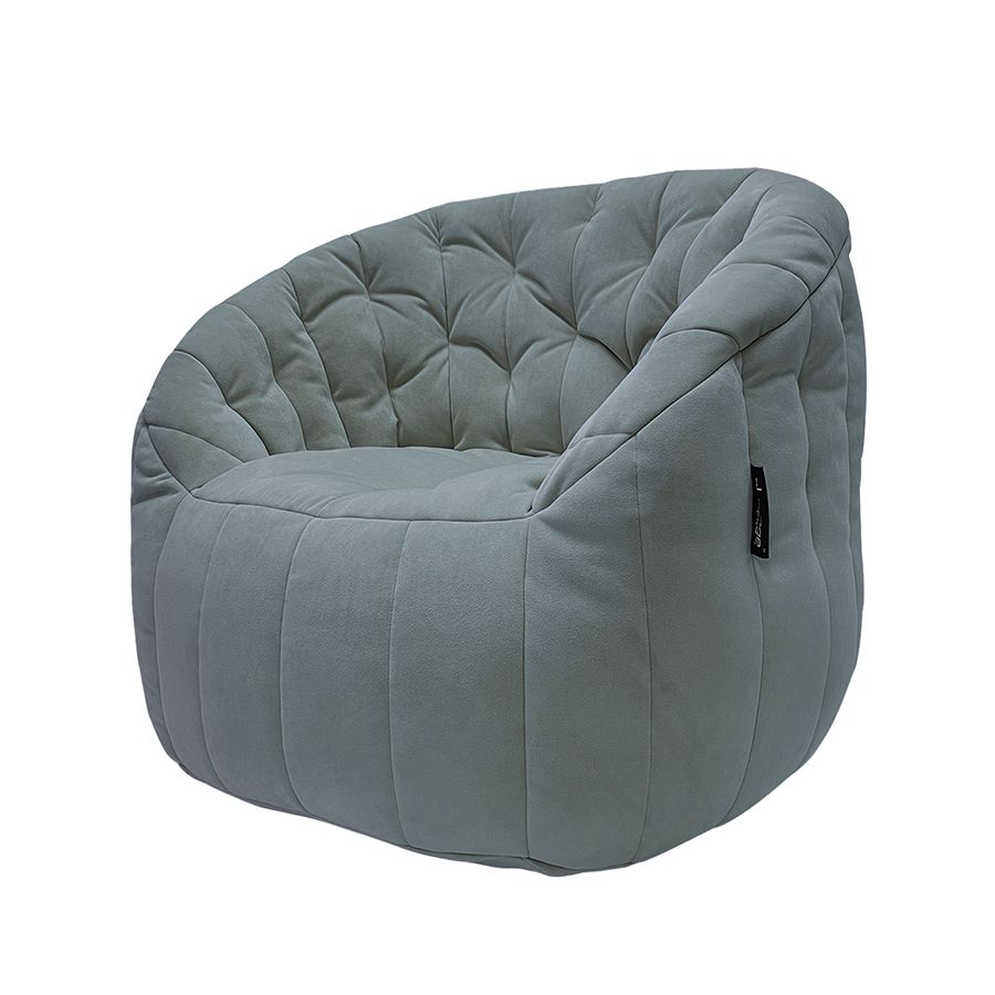 серое просторное бескаркасное кресло Butterfly Sofa Deluxe велюровое для гостиной, переговорной и лаунж-зоны — фото в интерьере