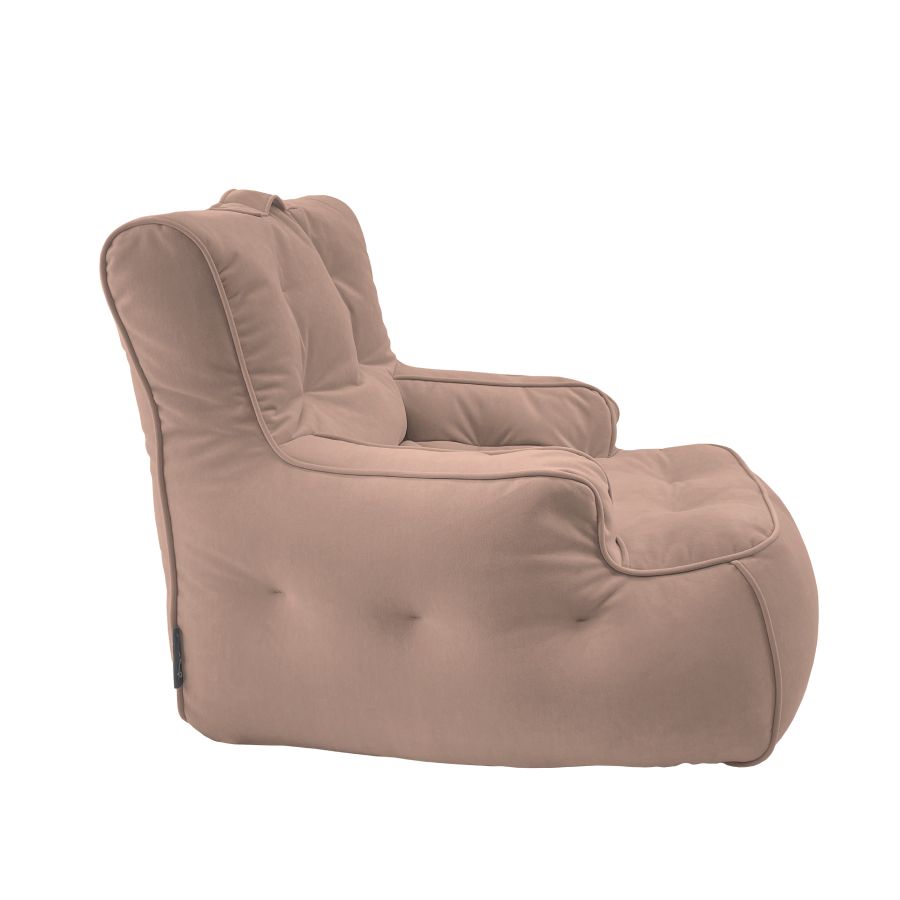 пудровое уличное лаунж-кресло Tranquility Armchair велюровое для террасы, сада и веранды — фото в интерьере