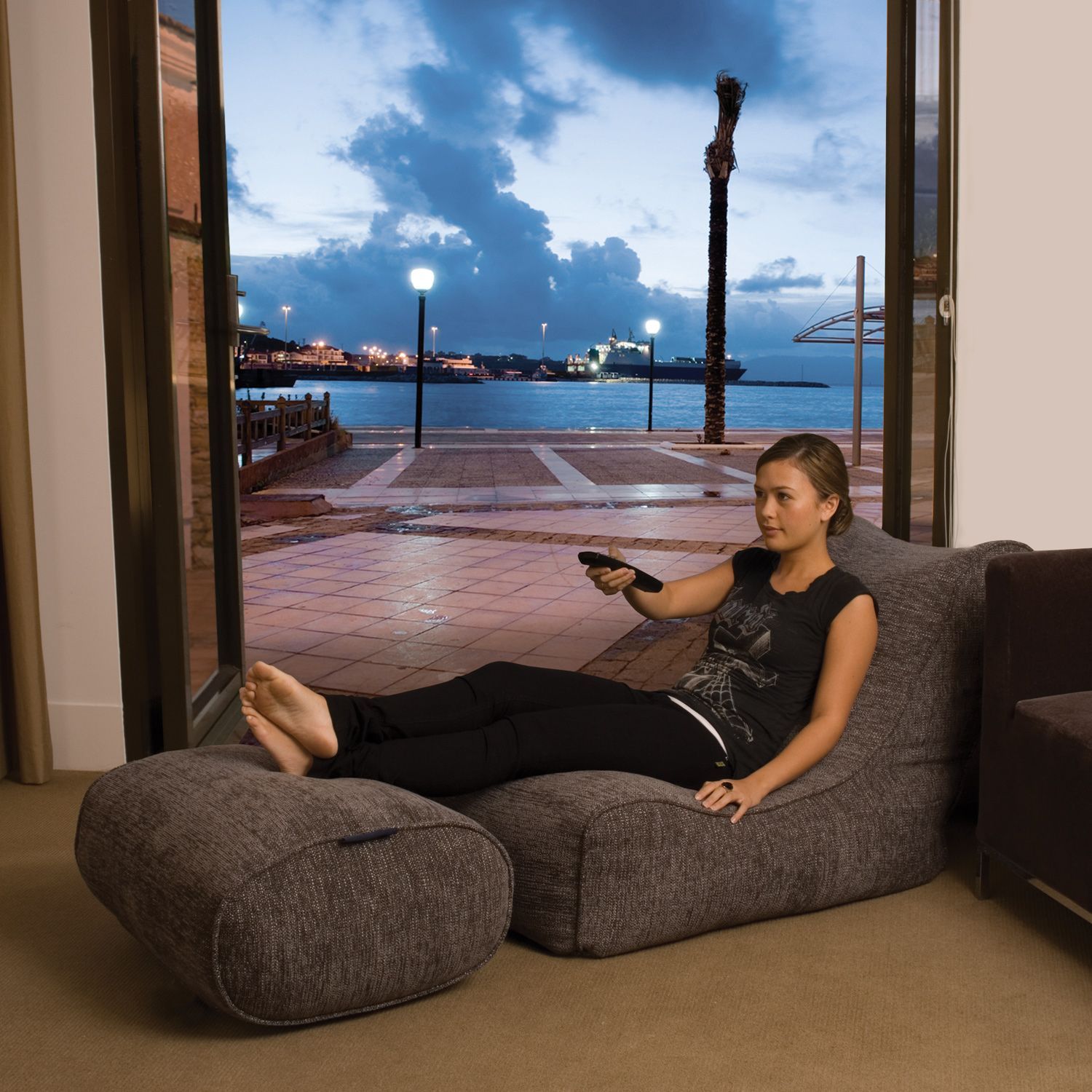тёмно-серое уличный бескаркасный диван Evolution Sofa из Sofa Weave для террасы, сада и веранды — фото в интерьере