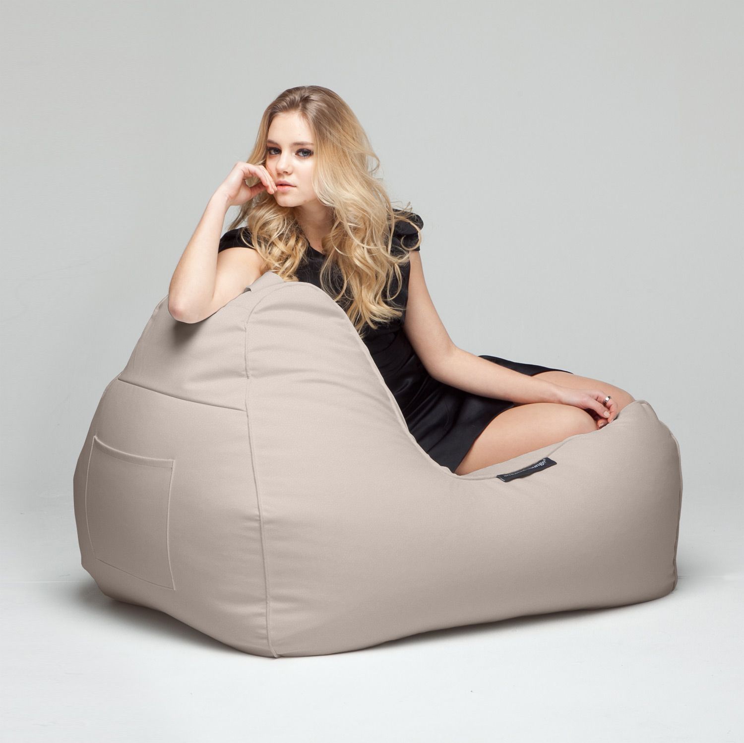 натуральное уличный лаунж-шезлонг Tivoli Lounger под замшу для террасы, сада и бассейна — фото в интерьере