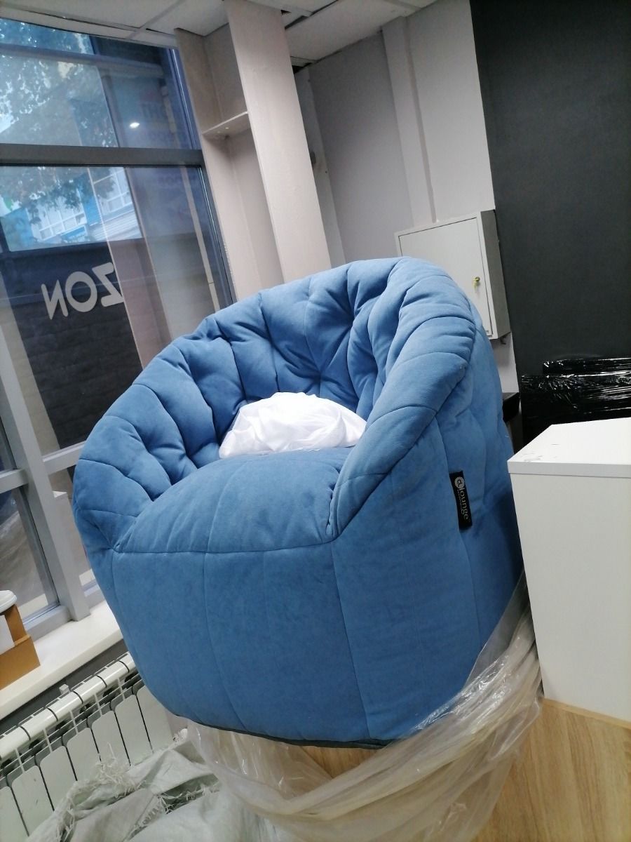синее полукруглое бескаркасное кресло Butterfly Sofa велюровое для гостиной, домашнего кинотеатра и офиса — крупный план
