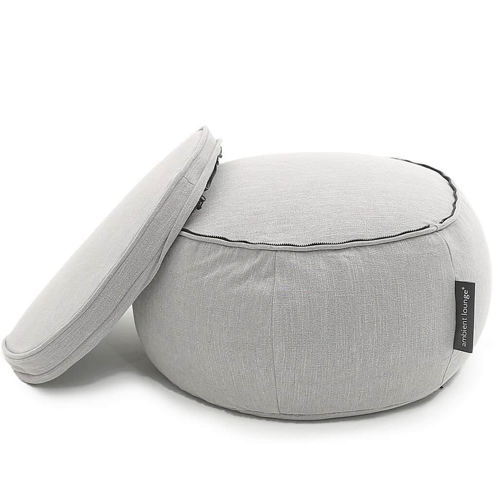 серое пуф с подлокотниками Wing Ottoman из Sofa Weave для гостиной и лаунж-зоны — фото в интерьере