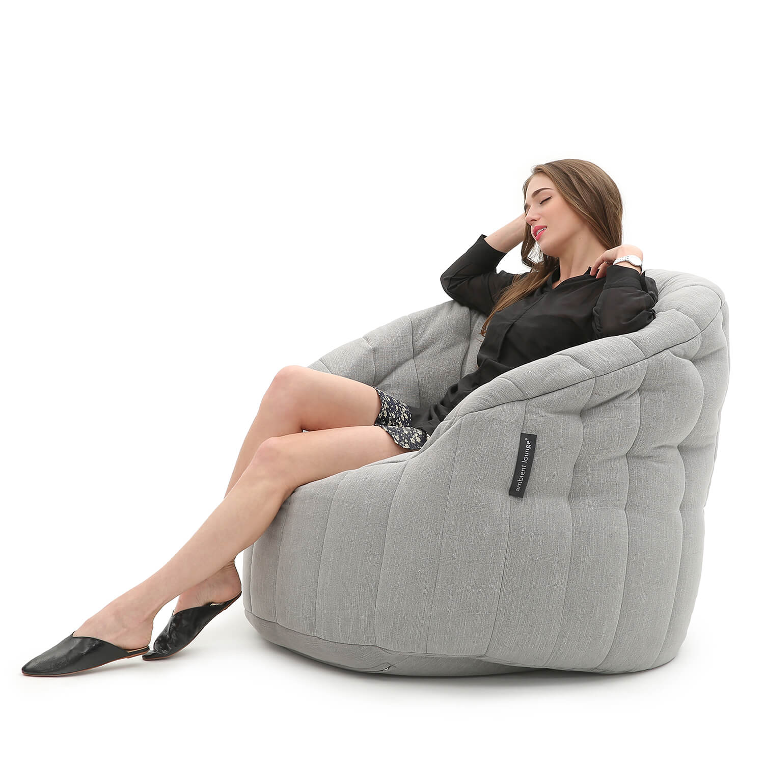 серое полукруглое бескаркасное кресло Butterfly Sofa из Sofa Weave для гостиной, домашнего кинотеатра и офиса — фото в интерьере