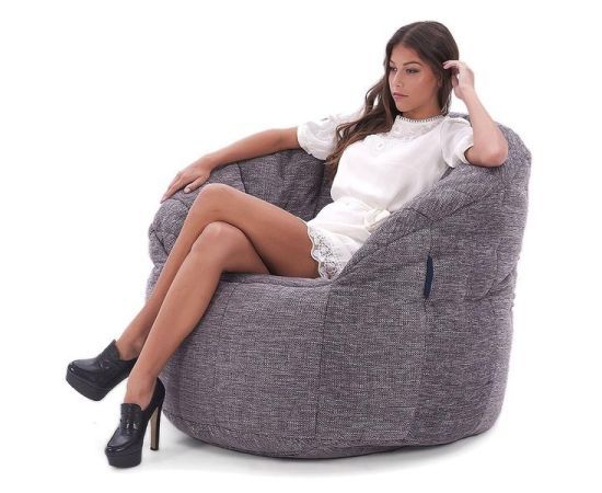 тёмно-серое полукруглое бескаркасное кресло Butterfly Sofa из Sofa Weave в интерьере гостиная