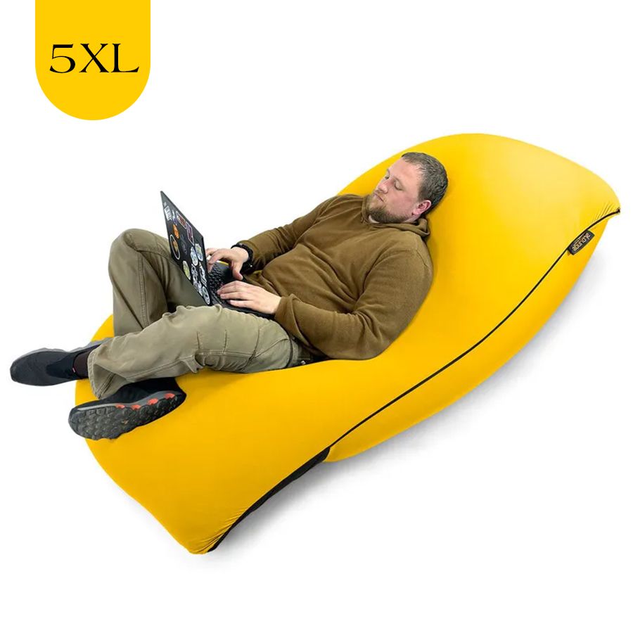 жёлтое мягкое кресло-мешок SNUGG эластичное (спандекс) для детской, гостиной и игровой зоны — фото в интерьере