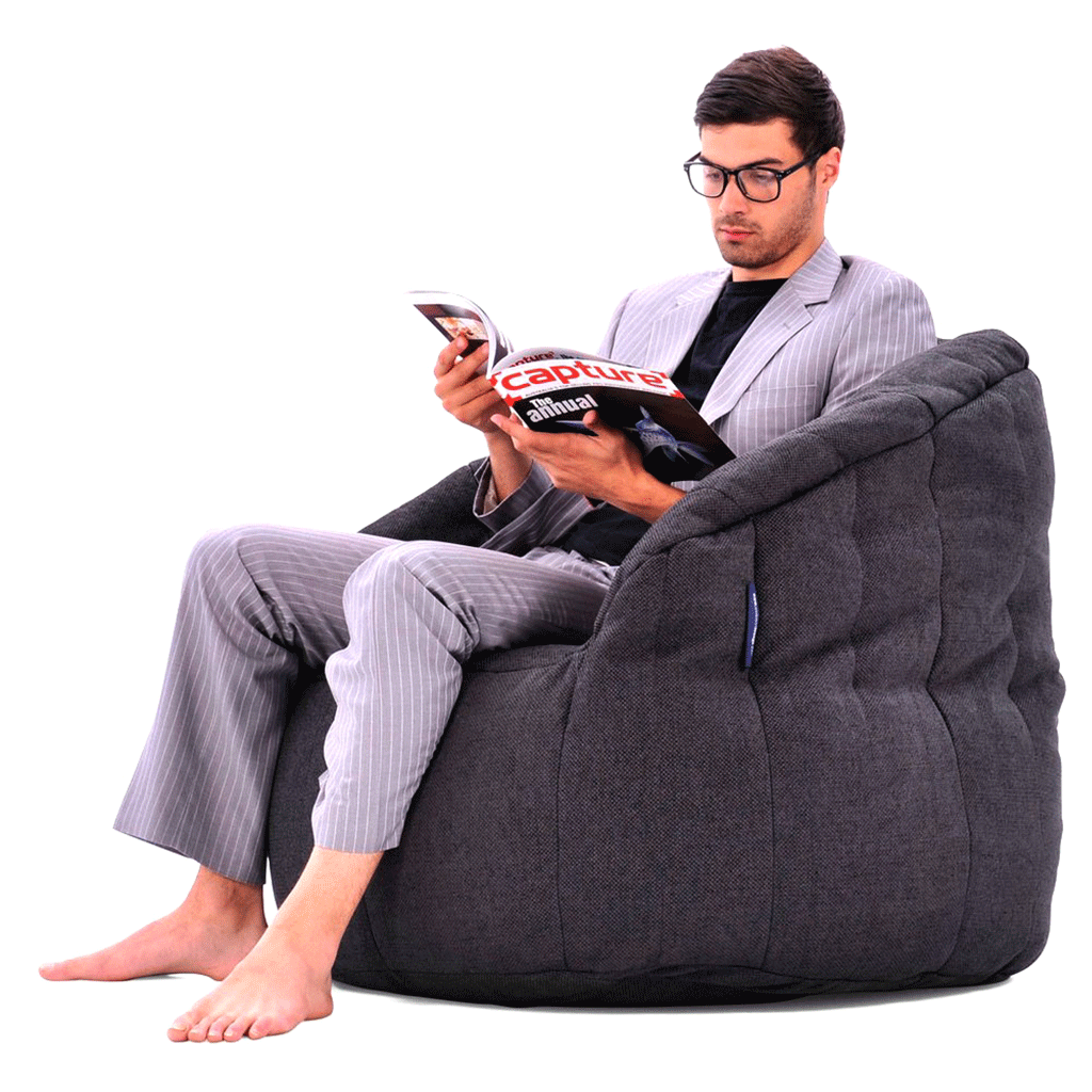 чёрное-графитовое полукруглое бескаркасное кресло Butterfly Sofa из Sofa Weave в интерьере гостиная
