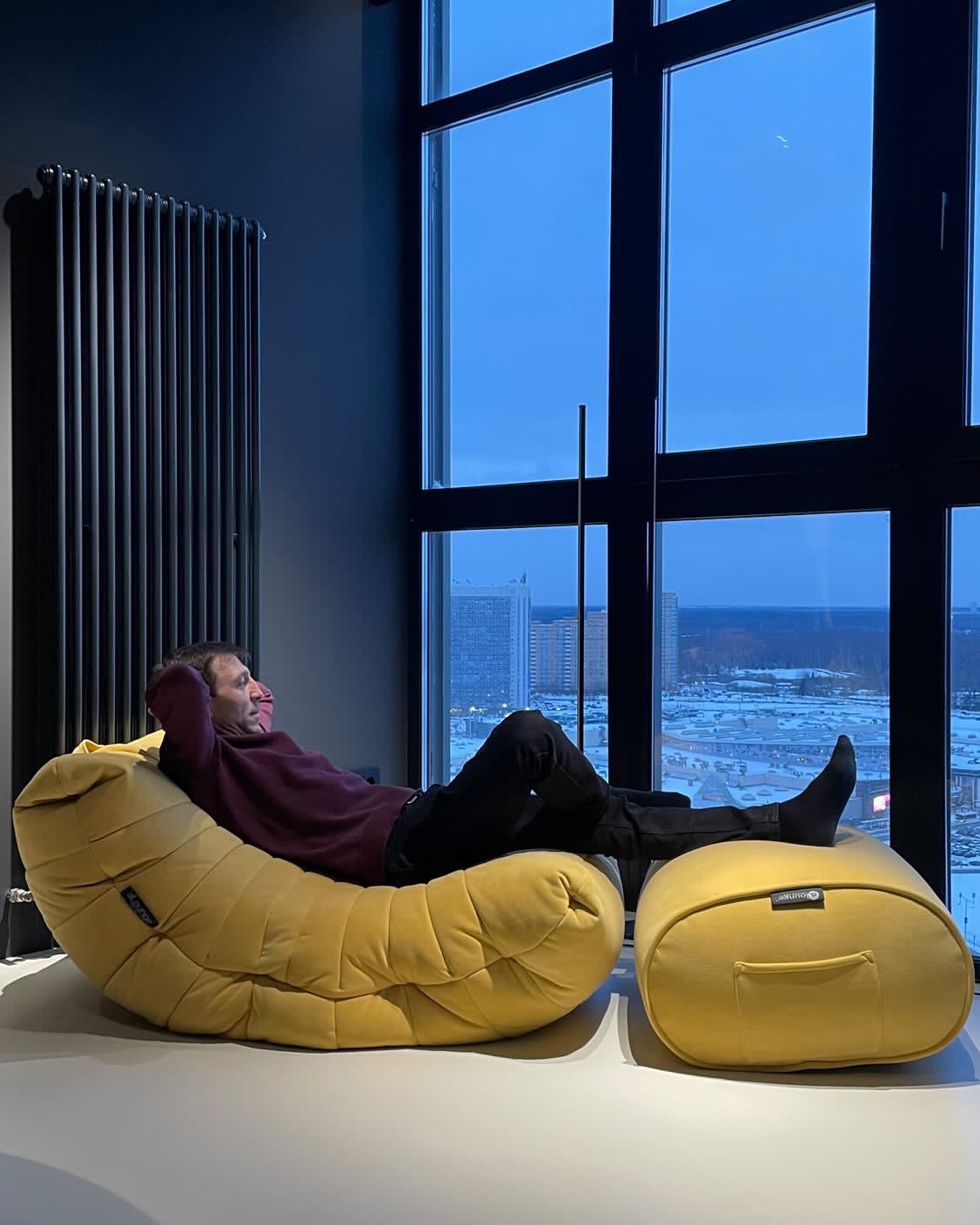 жёлтое акустический бескаркасный диван Acoustic Sofa велюровое для домашнего кинотеатра, офиса и студии — фото в интерьере