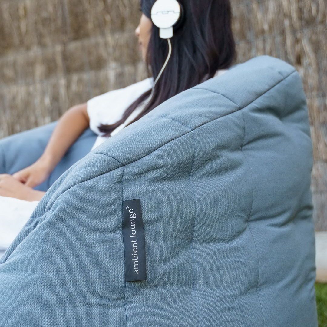джинсово-синее полукруглое бескаркасное кресло Butterfly Sofa уличное (Oxford) в интерьере гостиная