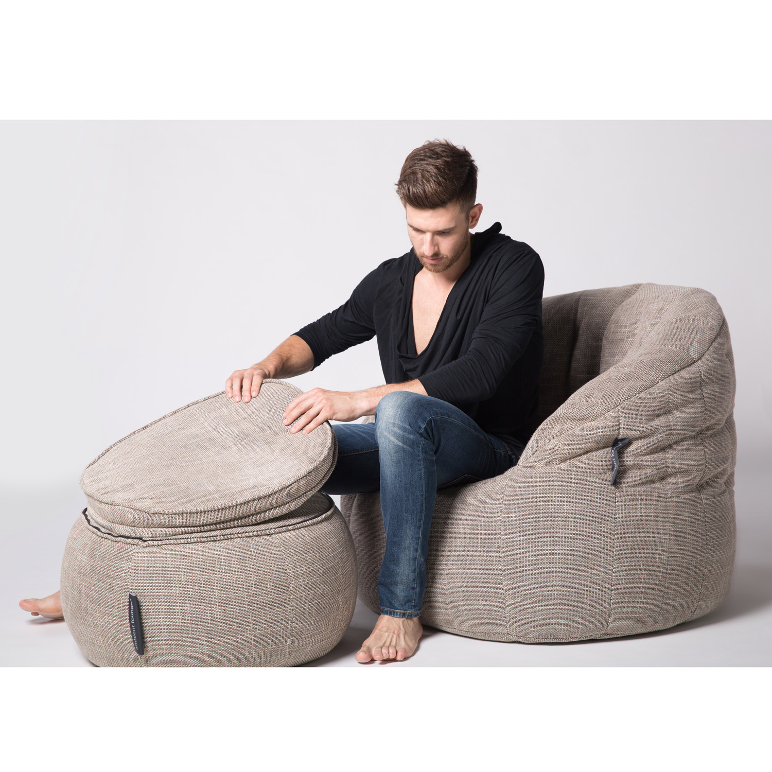 натуральное пуф с подлокотниками Wing Ottoman из Sofa Weave для гостиной и лаунж-зоны — вид сбоку
