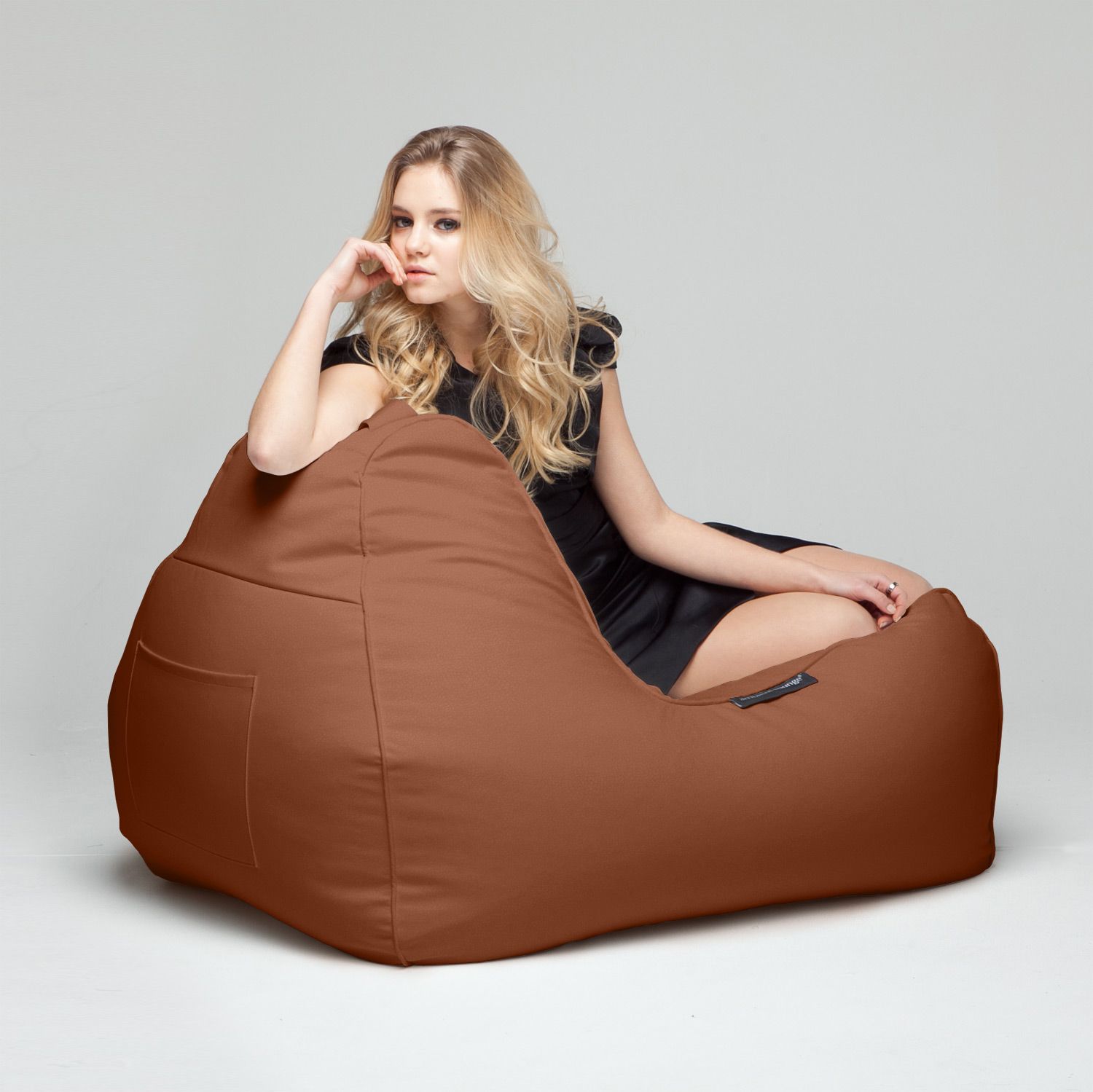 терракотовое уличный лаунж-шезлонг Tivoli Lounger под замшу для террасы, сада и бассейна — фото в интерьере