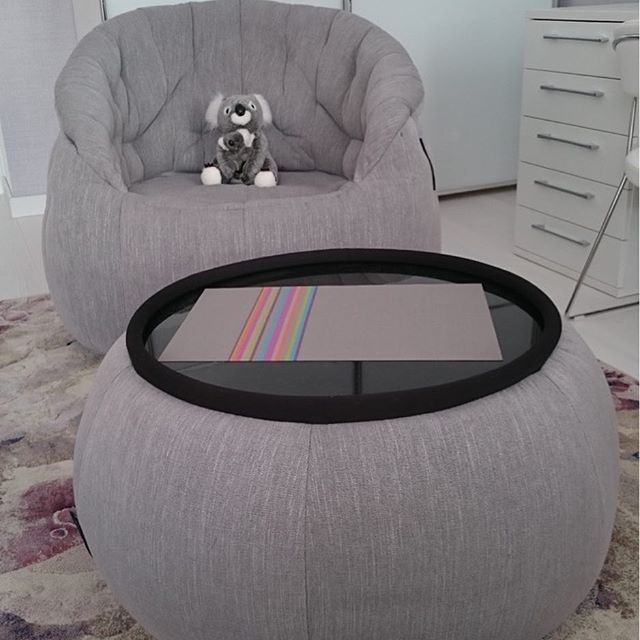 серое полукруглое бескаркасное кресло Butterfly Sofa из Sofa Weave в интерьере гостиная