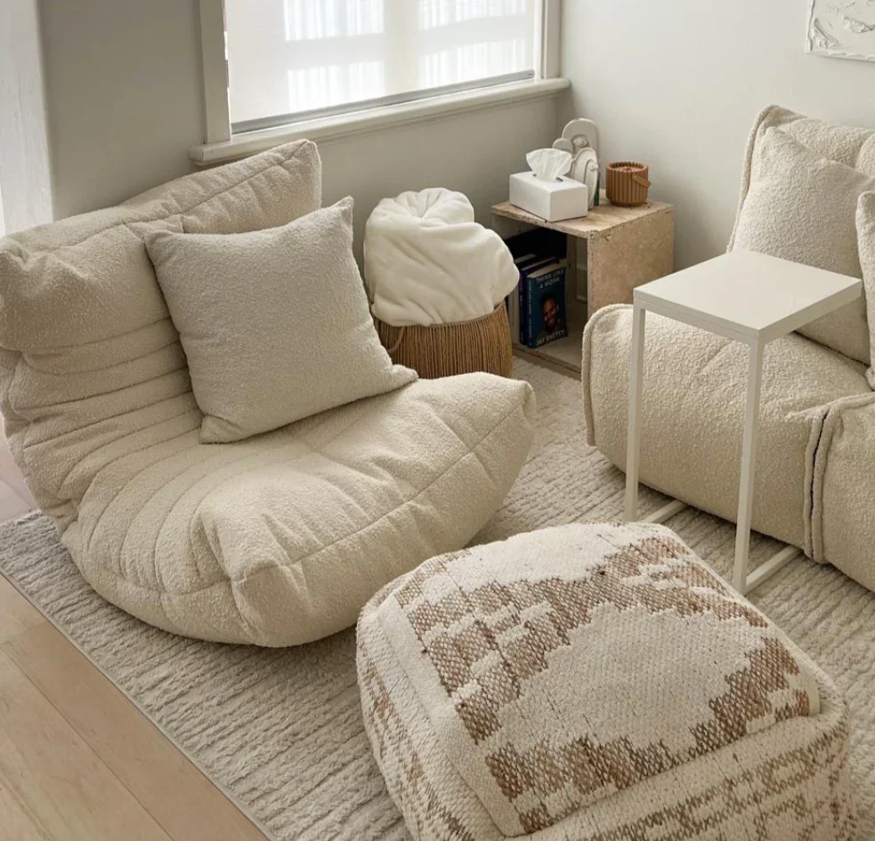 белое акустический бескаркасный диван Acoustic Sofa из буклé для домашнего кинотеатра, офиса и студии — крупный план