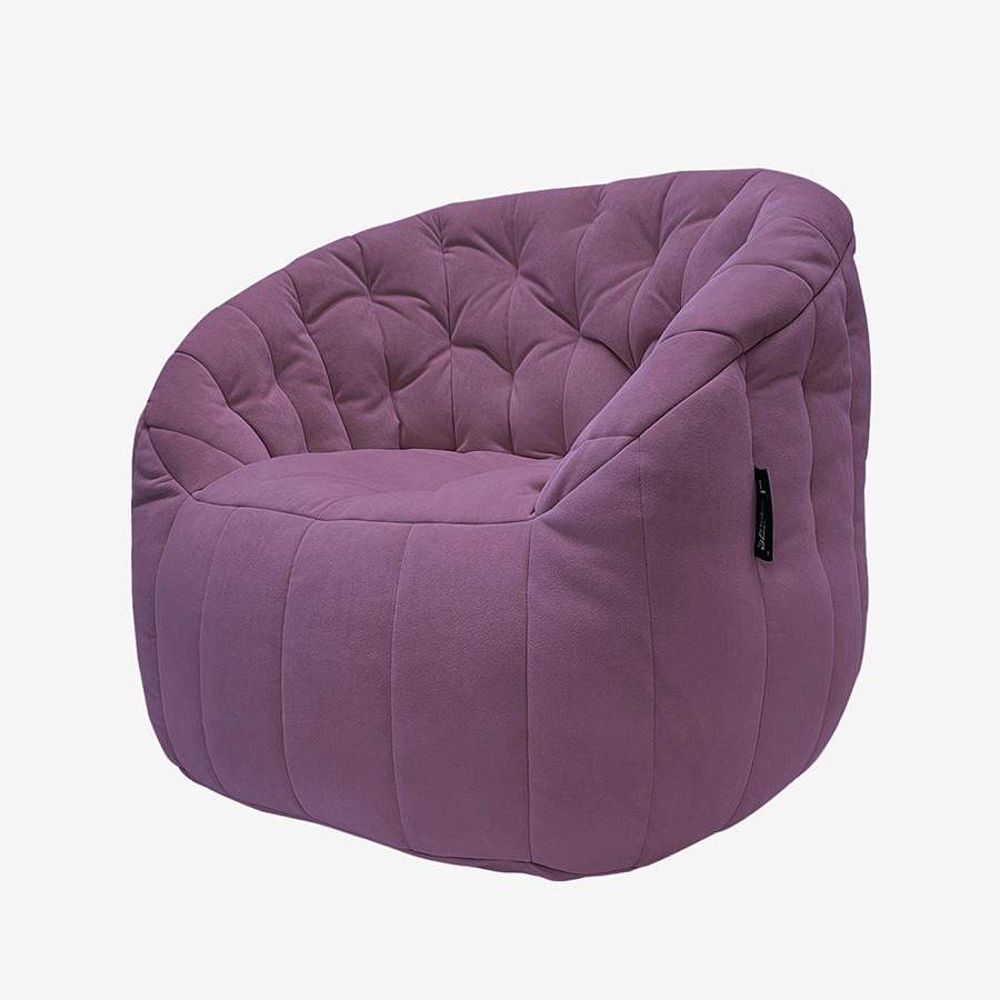 розовое просторное бескаркасное кресло Butterfly Sofa Deluxe велюровое для гостиной, переговорной и лаунж-зоны — фото в интерьере