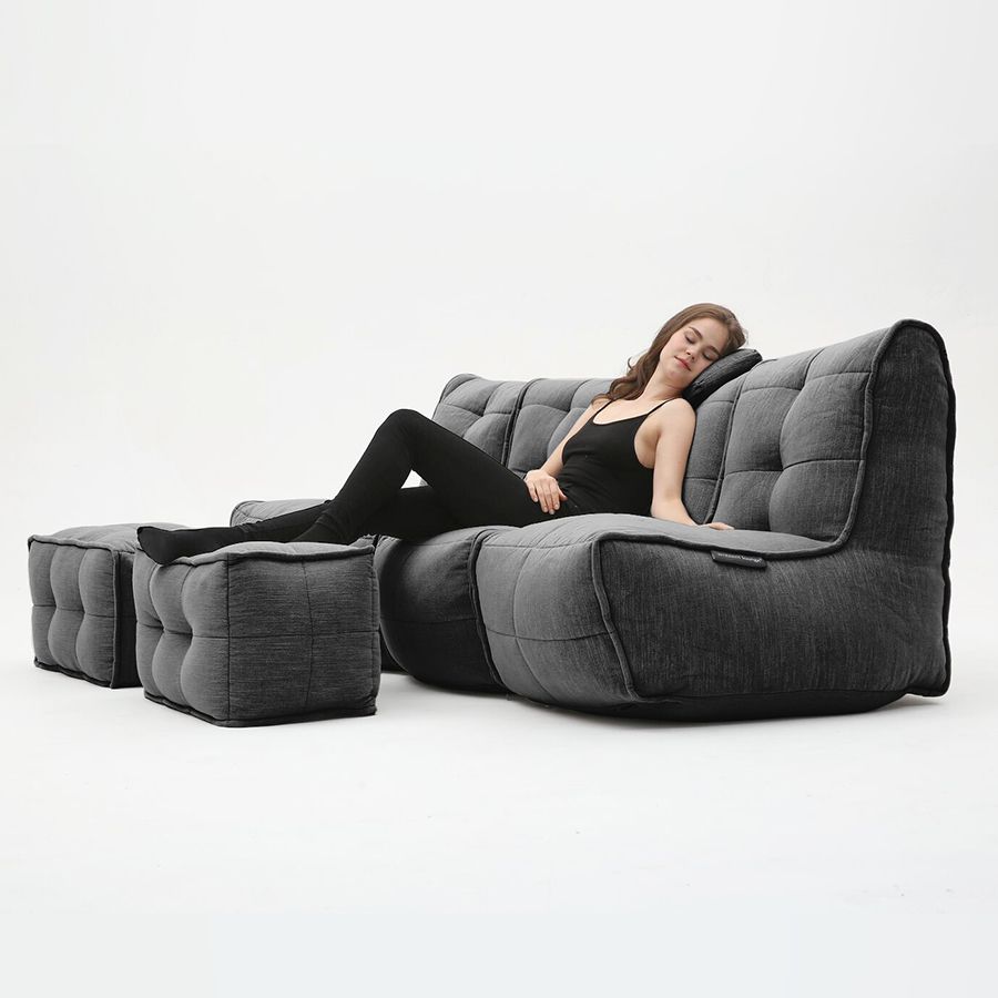 чёрное-графитовое четырёхместный модульный диван Mod4 Quad Couch шенилловое для гостиной и домашнего кинотеатра — фото в интерьере