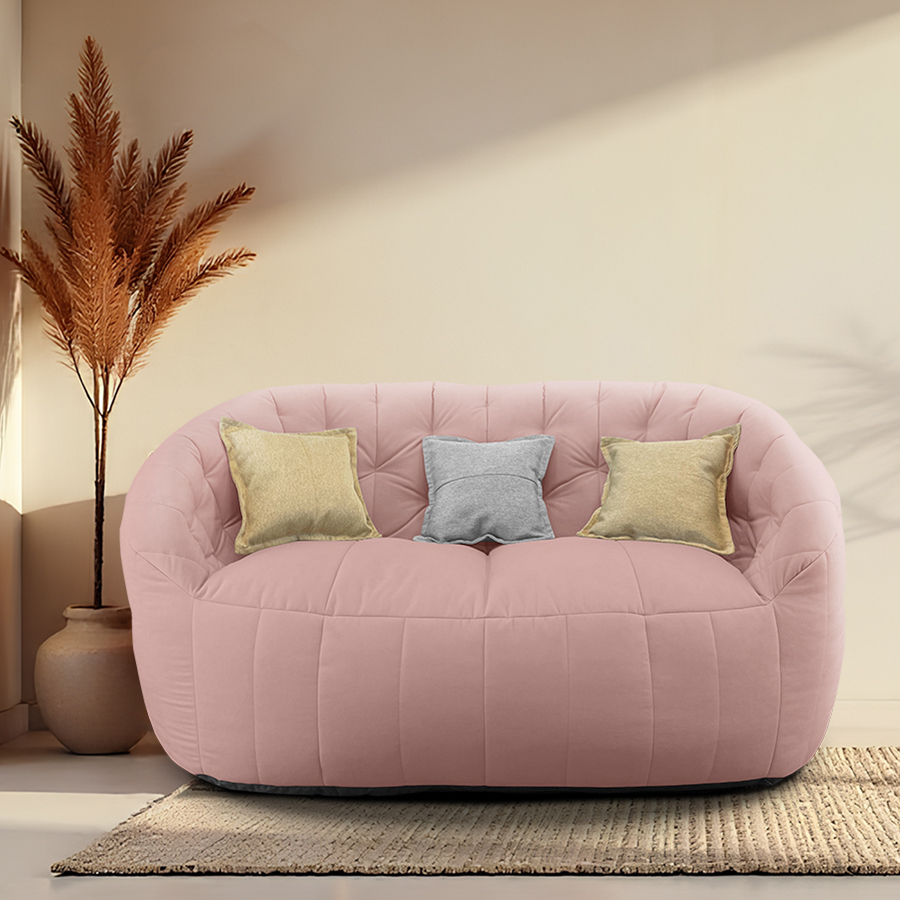 пудровое двойной бескаркасный диван Butterfly Twin Sofa велюровое в интерьере гостиная