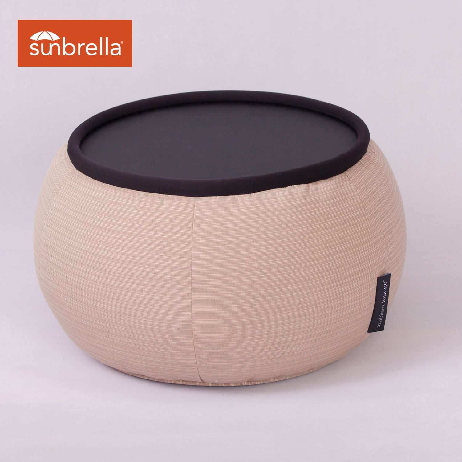 серо-бежевое складной столик Versa Table уличное из олефина для гостиной и лаунж-зоны рядом с диваном — фото в интерьере