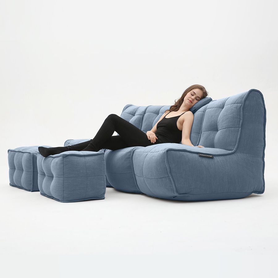 синее четырёхместный модульный диван Mod4 Quad Couch шенилловое для гостиной и домашнего кинотеатра — фото в интерьере