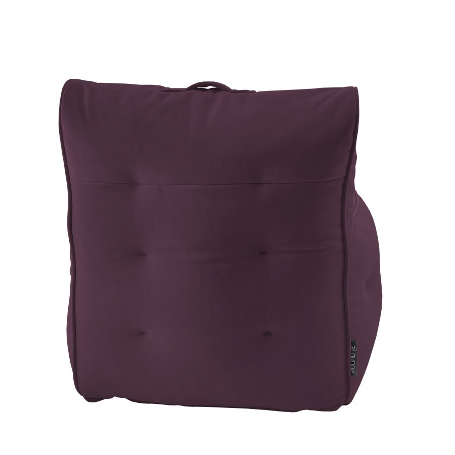 баклажановое уличное лаунж-кресло Tranquility Armchair велюровое в интерьере терраса
