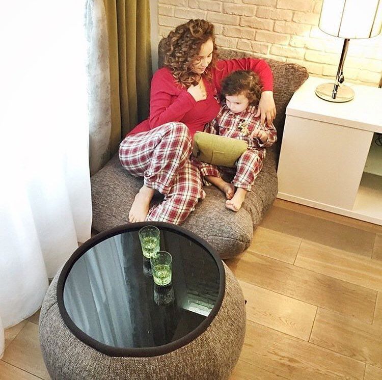 тёмно-серое акустический бескаркасный диван Acoustic Sofa из Sofa Weave в интерьере офис