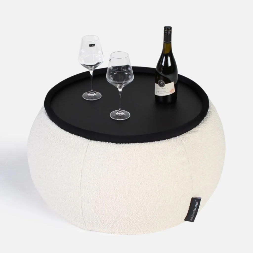 белое складной столик Versa Table из буклé для гостиной и лаунж-зоны рядом с диваном — крупный план