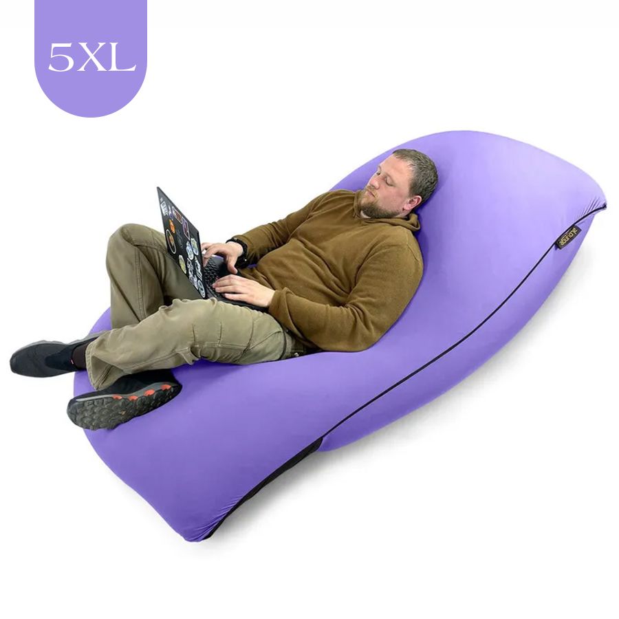 лавандовое мягкое кресло-мешок SNUGG эластичное (спандекс) для детской, гостиной и игровой зоны — фото в интерьере