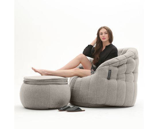 серое кресло-шезлонг бескаркасное Butterfly Chaise шенилловое в интерьере гостиная