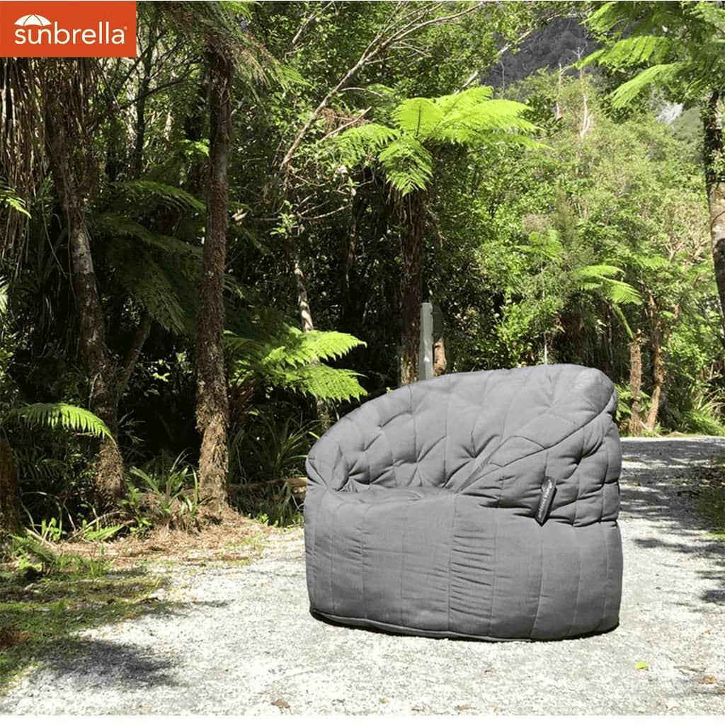 чёрное полукруглое бескаркасное кресло Butterfly Sofa уличное (Oxford) для гостиной, домашнего кинотеатра и офиса — фото в интерьере