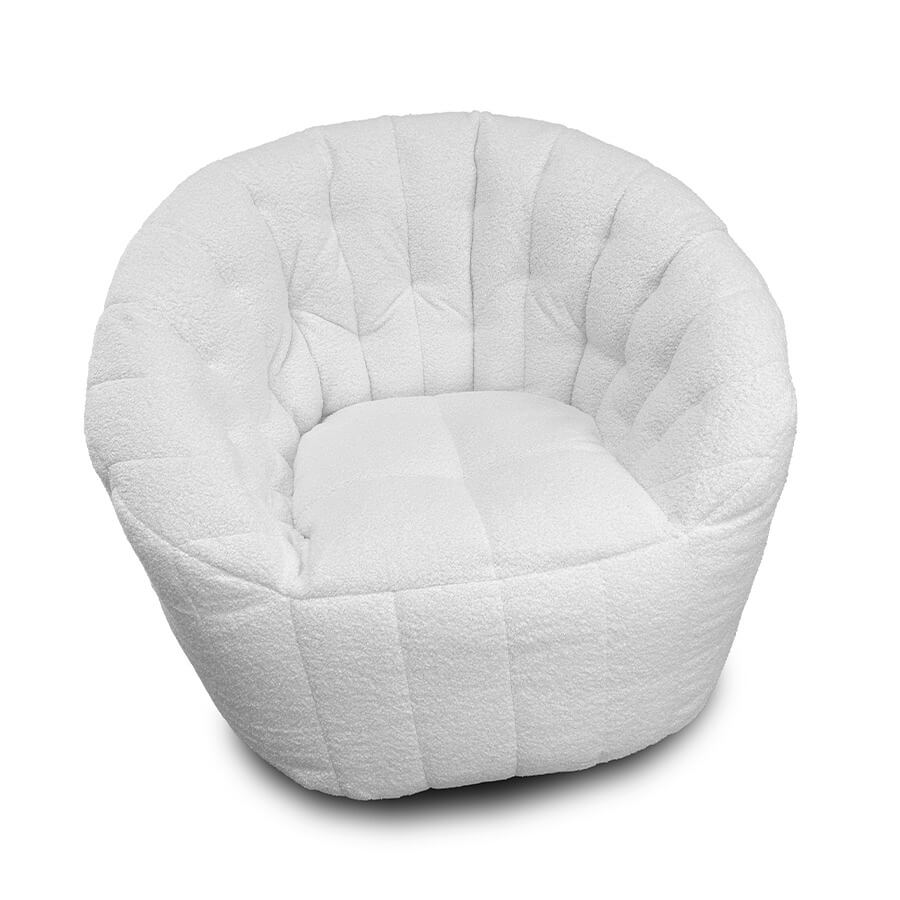 белое полукруглое бескаркасное кресло Butterfly Sofa из искусственного меха в интерьере гостиная