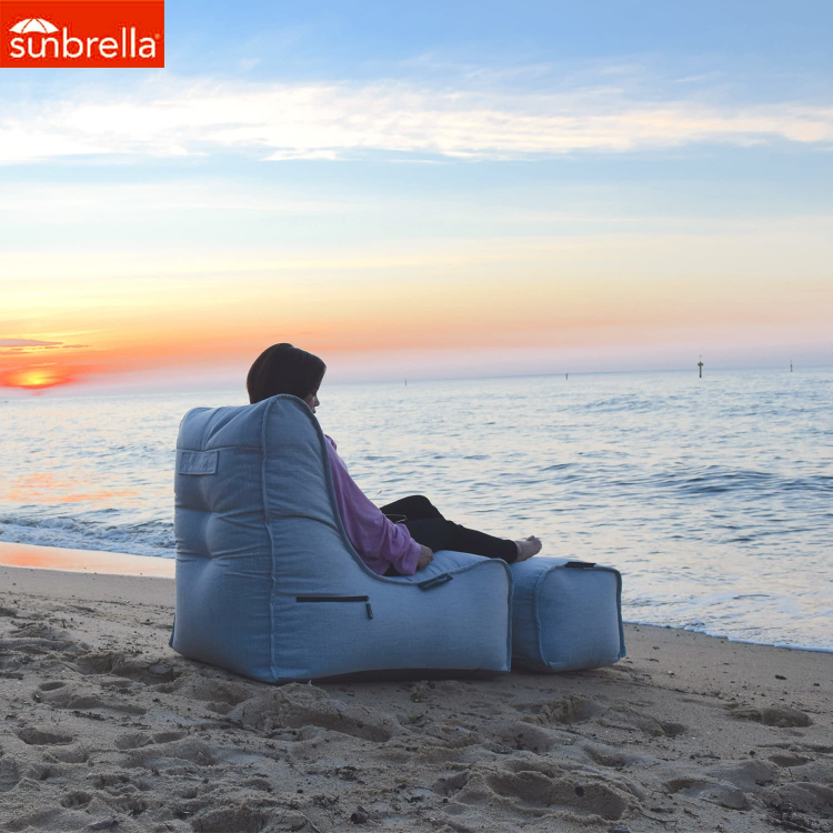 светло-серое уличный бескаркасный диван Evolution Sofa уличное (Oxford) в интерьере терраса
