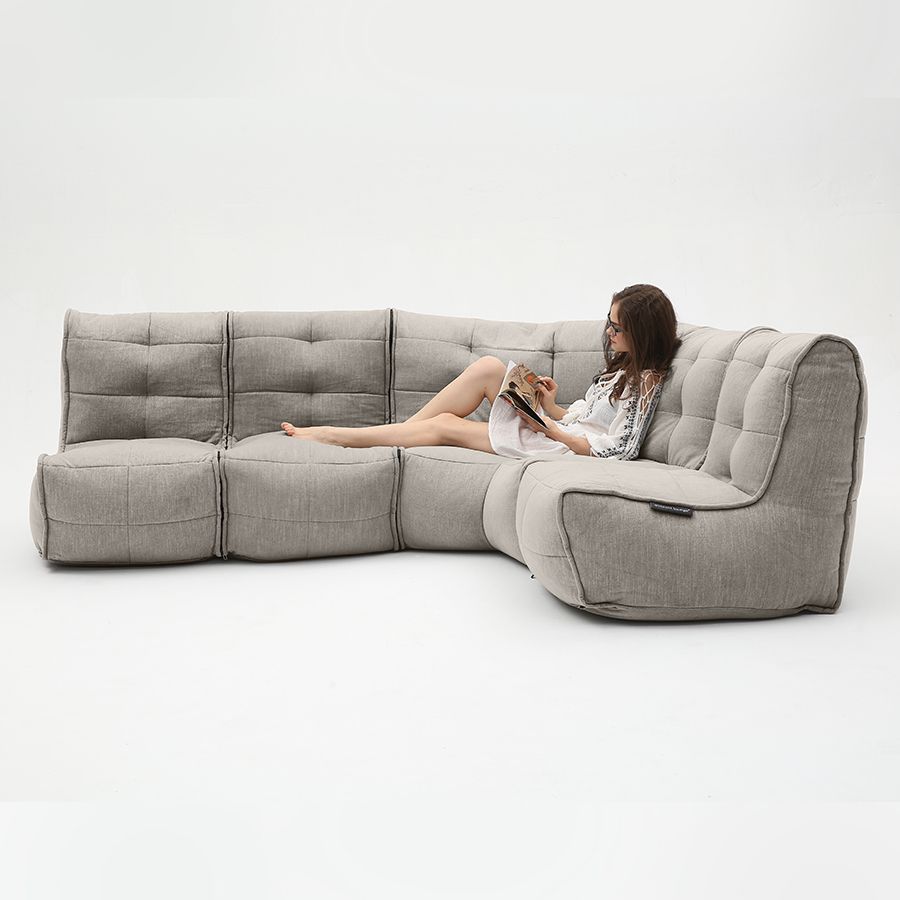 серое Г-образный модульный диван Mod4 L Sofa шенилловое для гостиной и зала — фото в интерьере