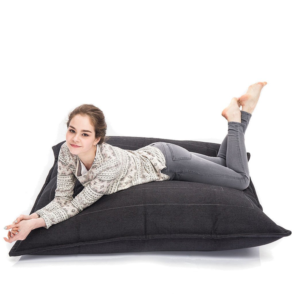 чёрное-графитовое уличный лаунж-шезлонг Zen Lounger из рогожки в интерьере терраса